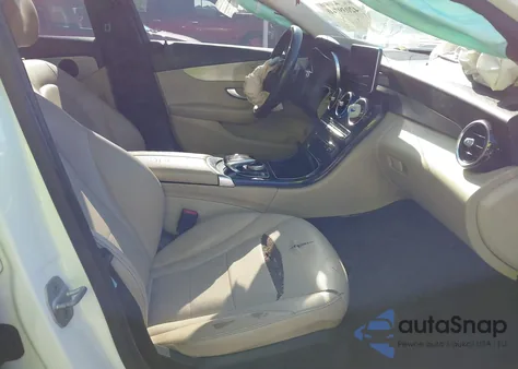 2016 Mercedes-Benz C 300 Luxury/Sport z USA, uszkodzony, nr VIN 55SWF4JB3GU155524